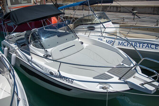 Karnic SL702 boat with driver, WC,Cabin, BT music and shower - Arriving at Latchi Watersports Centre: where the day starts easy