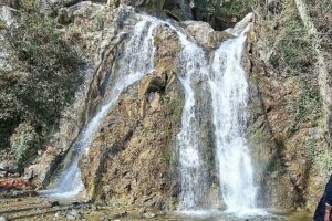 Troodos Mountains Jeep Tour with Wine Tasting - Asprokremmos Dam: the first photo stop with context